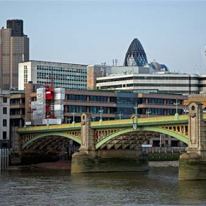 Londyn. Most Southwark Bridge z panoramą na Londyn City.